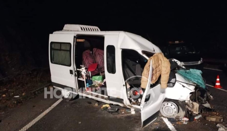 Катастрофа между камион и пътнически бус в Произшествието е станало малко